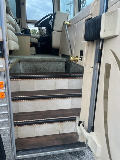 Rare 2001 Prevost Thompson Conversion - Image 20