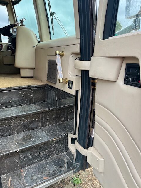 2000 Prevost Marathon Motorhome - Image 17