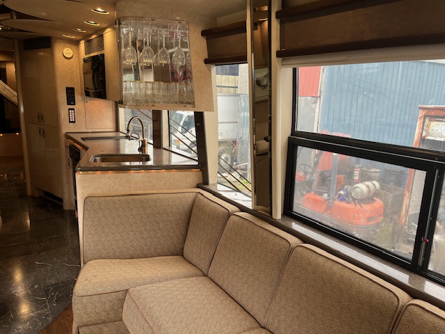 2000 Prevost Marathon Motorhome - Image 21