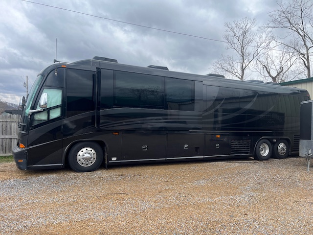 2007 MCI J4500 Front Slide - Image 6