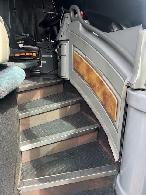 2007 MCI J4500 Front Slide - Image 7