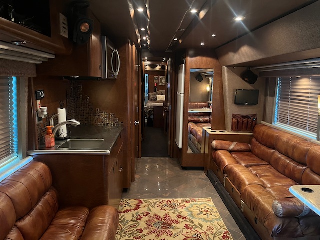 2007 MCI J4500 Front Slide - Image 10