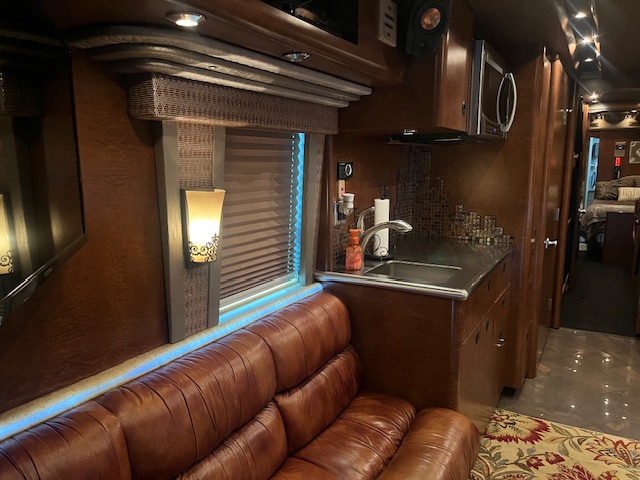 2007 MCI J4500 Front Slide - Image 15
