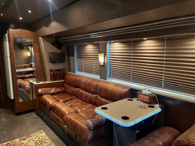 2007 MCI J4500 Front Slide - Image 16