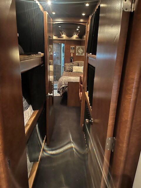 2007 MCI J4500 Front Slide - Image 19