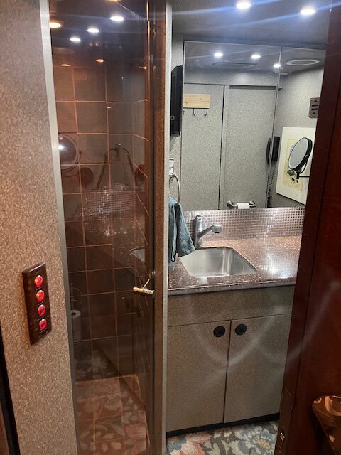 2007 MCI J4500 Front Slide - Image 24