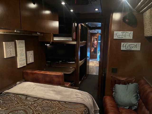 2007 MCI J4500 Front Slide - Image 21