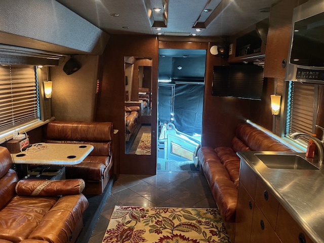 2007 MCI J4500 Front Slide - Image 12