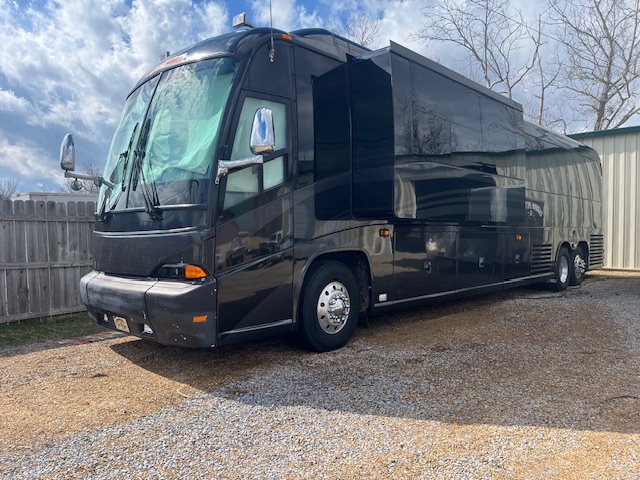 2007 MCI J4500 Front Slide - Image 2