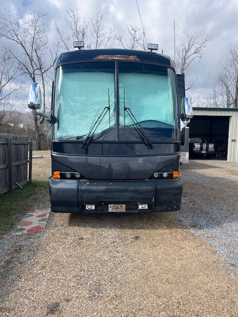 2007 MCI J4500 Front Slide - Image 3