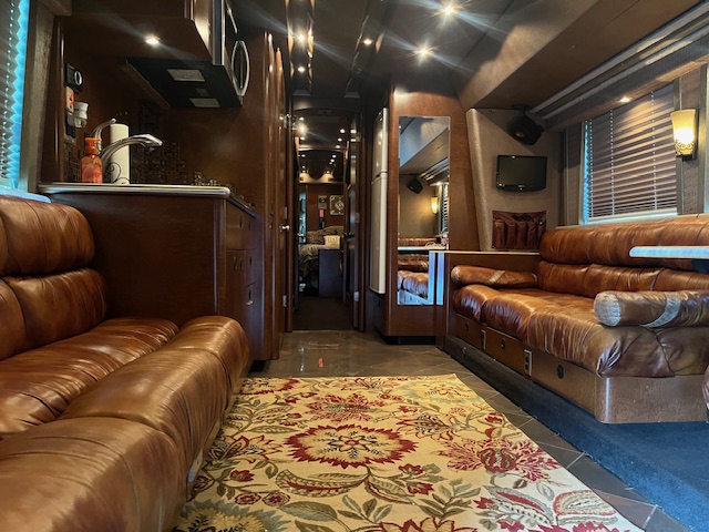 2007 MCI J4500 Front Slide - Image 13