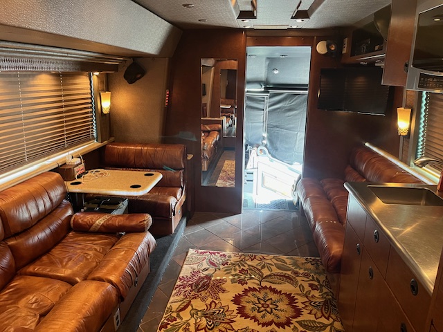 2007 MCI J4500 Front Slide - Image 11