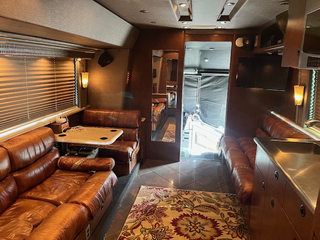 2007 MCI J4500 Front Slide - Image 14