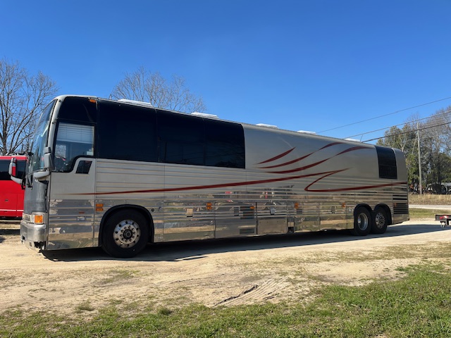 2001 Prevost XLII Team Coach - Image 2