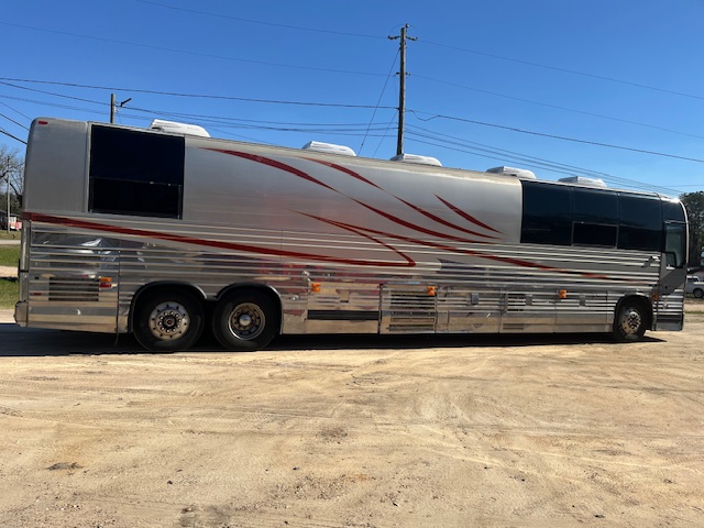2001 Prevost XLII Team Coach - Image 5
