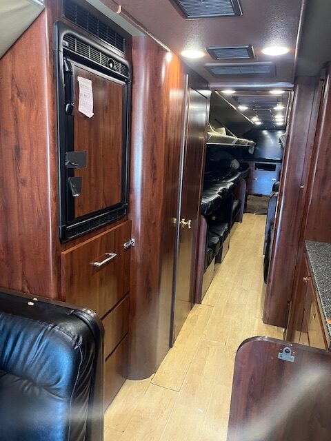 2001 Prevost XLII Team Coach - Image 13