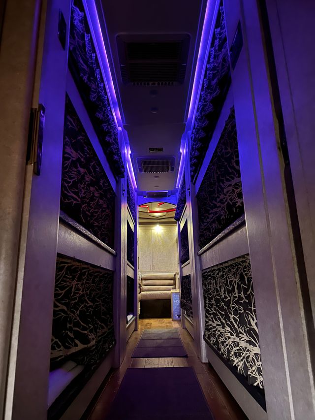 2009 Prevost 12 Sleeper Front Slide - Image 8