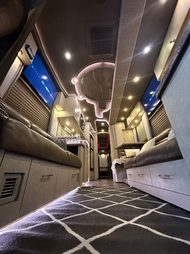 2009 Prevost 12 Sleeper Front Slide - Image 4