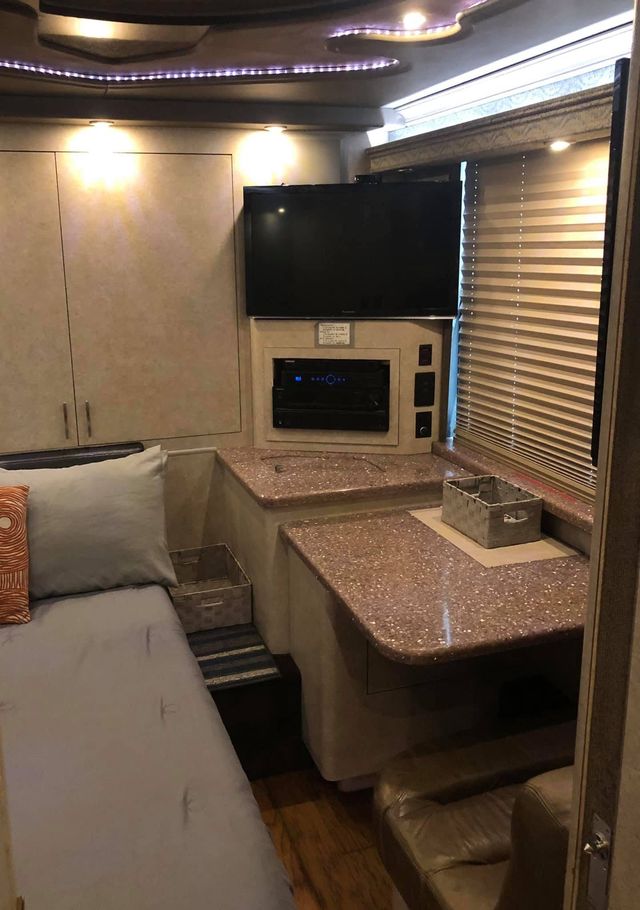 2009 Prevost 12 Sleeper Front Slide - Image 9