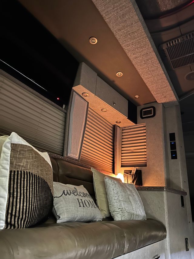 2009 Prevost 12 Sleeper Front Slide - Image 5
