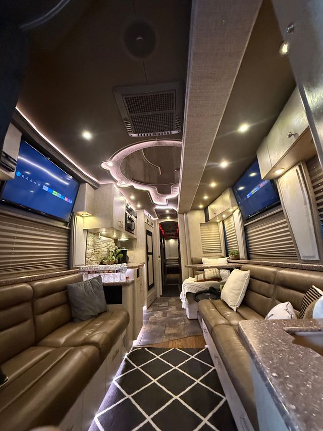 2009 Prevost 12 Sleeper Front Slide - Image 3