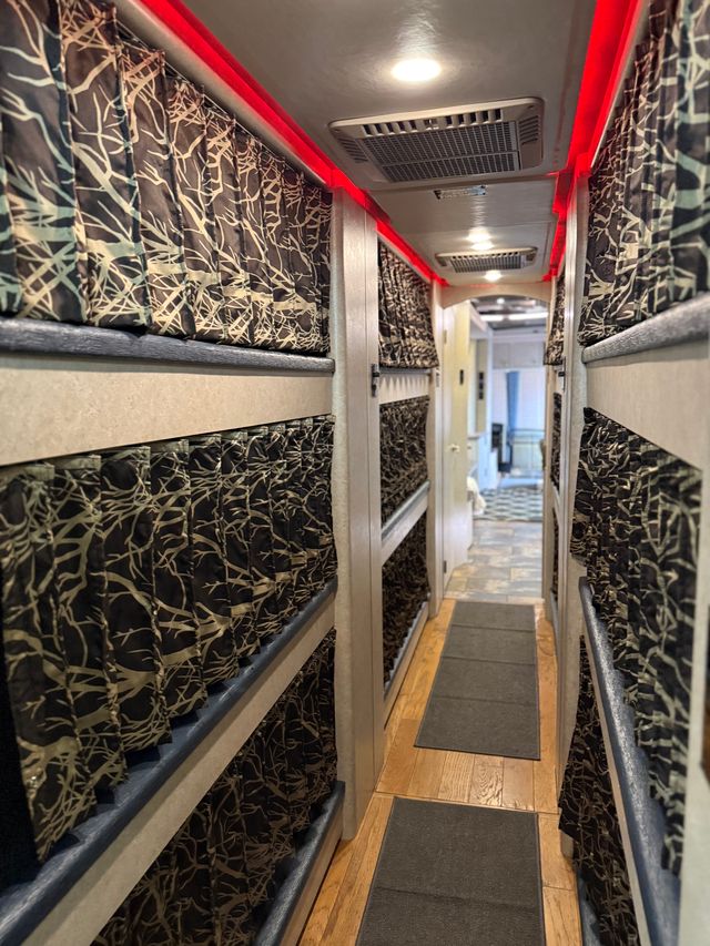 2009 Prevost 12 Sleeper Front Slide - Image 7