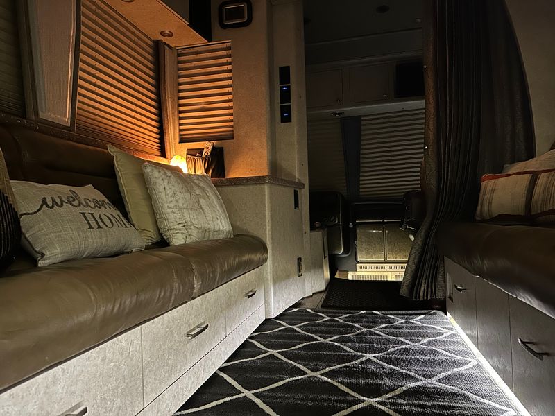 2009 Prevost 12 Sleeper Front Slide - Image 6
