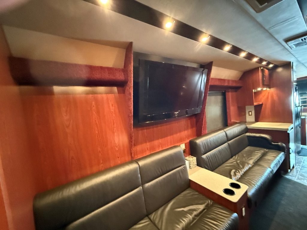 1999 Prevost XL Executive - Image 29