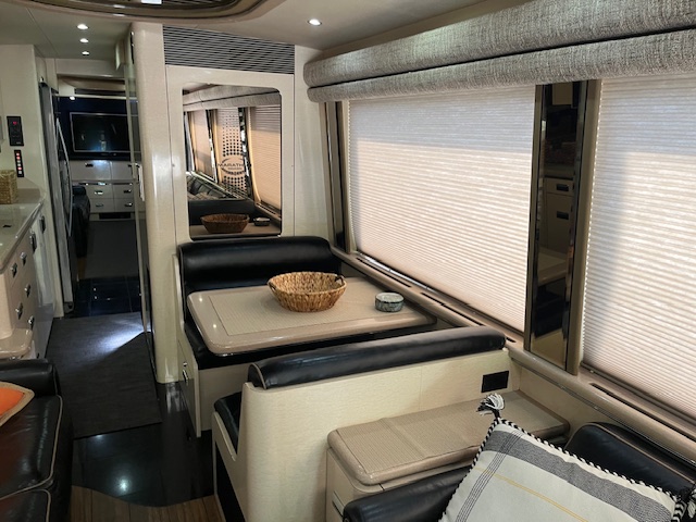 2000 Marathon Executive Coach - Image 11