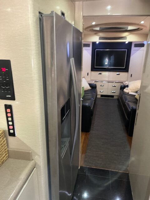 2000 Marathon Executive Coach - Image 15